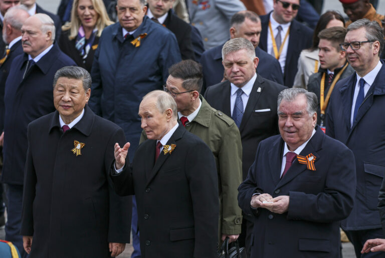 V prednom rade zľava Si Ťin-pching, Vladimir Putin, Emomali Rachmon, ďalej zľava Alexandr Lukašenko, Robert Fico a Aleksandar Vučić. Foto: TASR/AP
