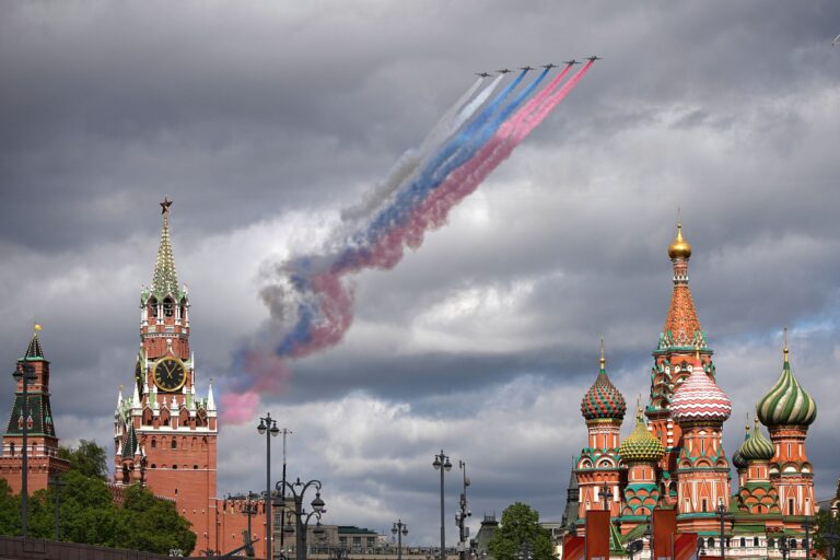 Stíhačky ruského letectva Su-25 prelietavajú nad Červeným námestím a zanechávajú dymové stopy vo farbách ruskej štátnej vlajky počas nácviku vojenskej prehliadky 5. mája 2025. Foto: TASR/AP