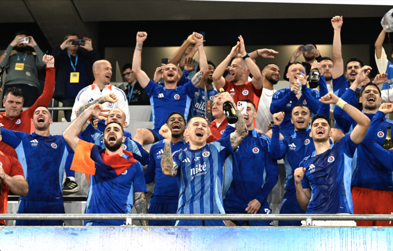 Futbalisti Slovana sa tešia zo zisku rekordného pätnásteho titulu v najvyššej slovenskej futbalovej súťaži. Foto: Pavel Neubauer/TASR