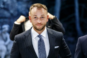 Prieskum Ako: Voľby by vyhralo PS, posilnili Hlas, Demokrati aj SNS