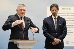 Fico: Vojaci pribúdajú, zbrane už Ukrajine nedarujeme