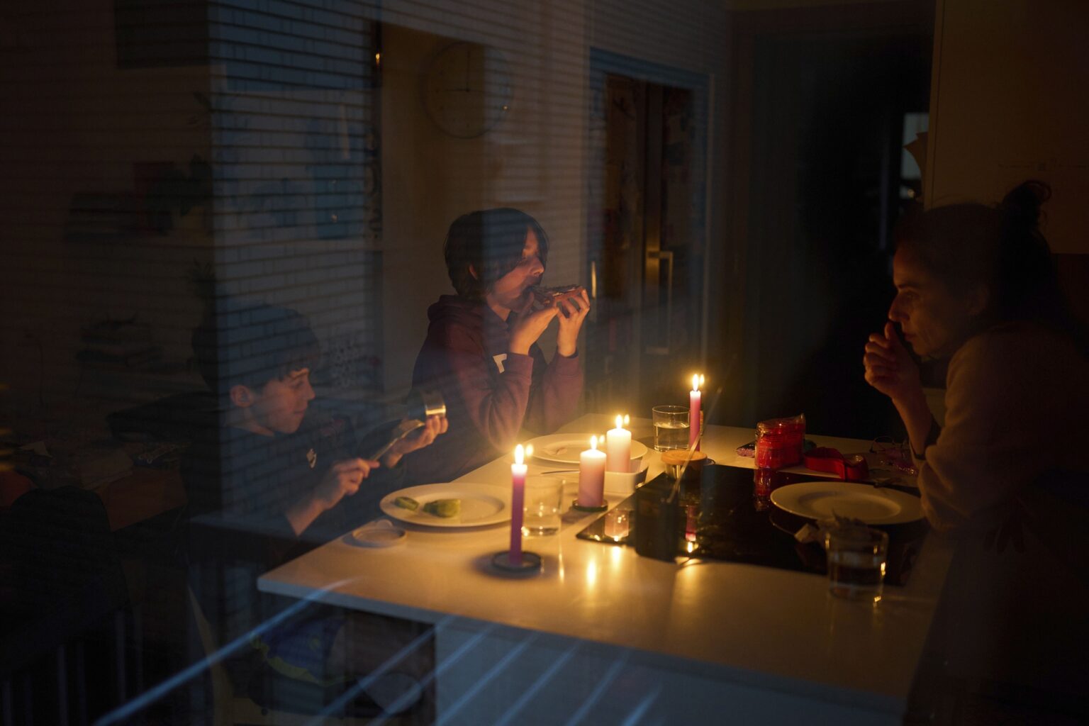Španielska rodina pri stole počas blackoutu. Foto: TASR/AP