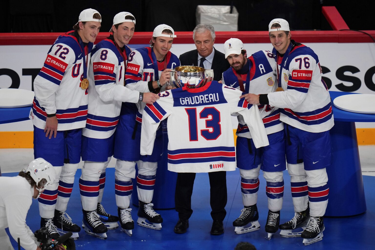Americkí hráči držia trofej a dres zosnulého spoluhráča Johnnyho Gaudreaua. Foto: TASR/AP