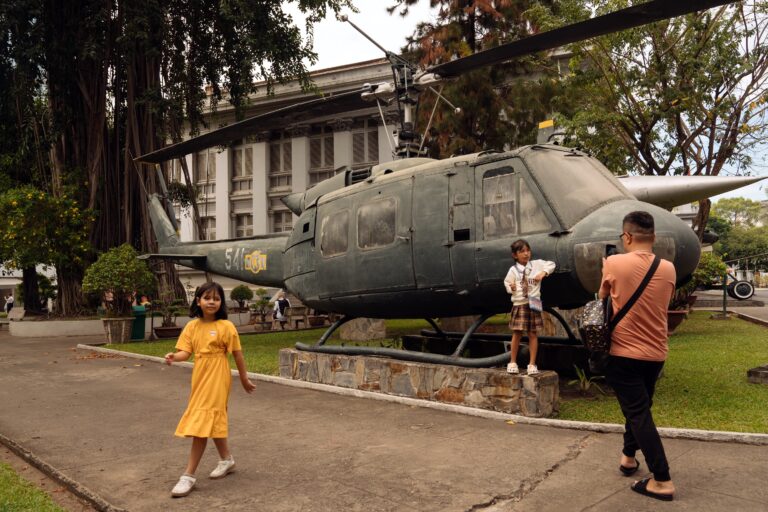 Rodina počas návštevy Múzea vojnových pamiatok v Hočiminovom meste vo Vietname v marci 2025. Foto: Hannah Reyes Morales/New York Times
