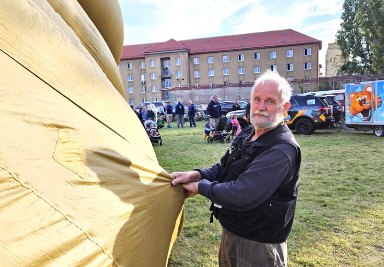 Pilot balóna Radomír Vrána lieta už takmer 40 rokov. Ani tento rok nechýbal na košickej balónovej fieste. Foto: Boris Macko