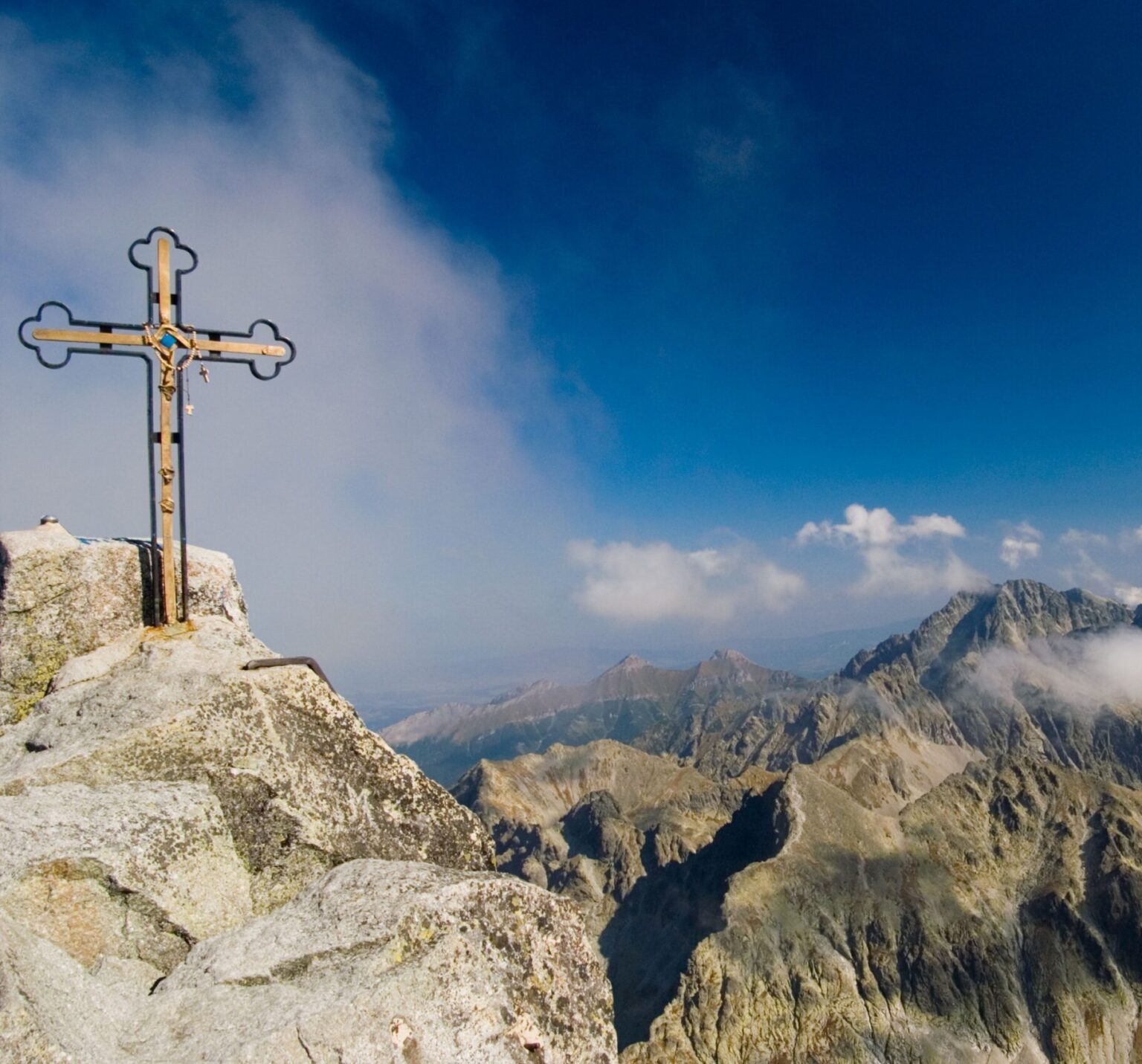 Kríž na vrchole Gerlachovského štítu. Foto: photocay / Alamy / Profimedia