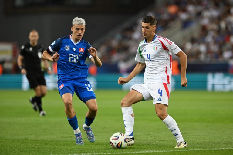 Na snímke vľavo Tomáš Rigo (Slovensko) a futbalista Matteo Prati (Taliansko) počas zápasu základnej A-skupiny Slovensko - Taliansko na majstrovstvách Európy hráčov do 21 rokov v Trnave. Foto: Lukáš Grinaj/TASR  