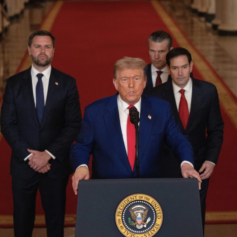 Prezident Donald Trump prehovoril v sobotu 21. júna 2025 vo Východnej sále Bieleho domu vo Washingtone po tom, ako americká armáda zasiahla tri iránske jadrové a vojenské zariadenia, čím sa priamo pripojila k izraelským snahám o likvidáciu jadrového programu tejto krajiny. Prítomní boli viceprezident JD Vance, minister zahraničných vecí Marco Rubio a minister obrany Pete Hegseth. Zdroj: Carlos Barria/Pool via AP