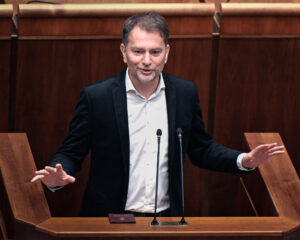 Matovičov transparent spustil roztržku v parlamente, spievalo sa aj pískalo