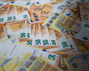 Keď bankovky slúžili ako palivo. Hyperinflácia z 20. rokov straší Nemcov ešte aj dnes