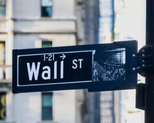 Hedžové fondy verzus pasívne investovanie. Kto má výkonnostnú prevahu?