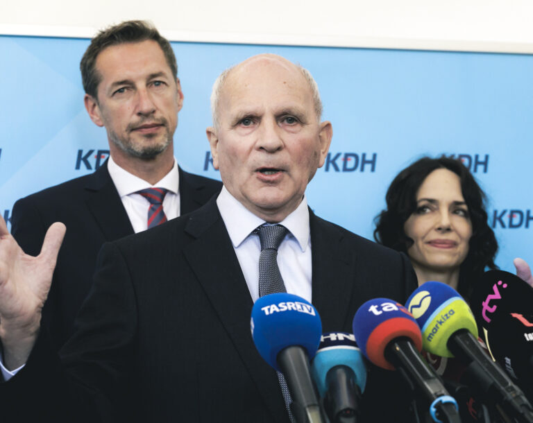 Ficova vláda môže pripraviť Slovensko o eurofondy, varuje KDH