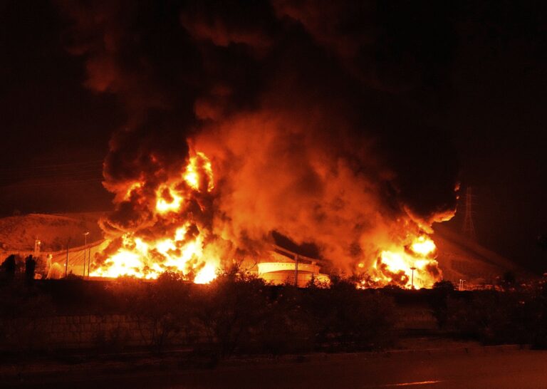 Plamene stúpajú zo skladu ropy po izraelskom leteckom útoku v Teheráne v Iráne. Foto: TASR/AP