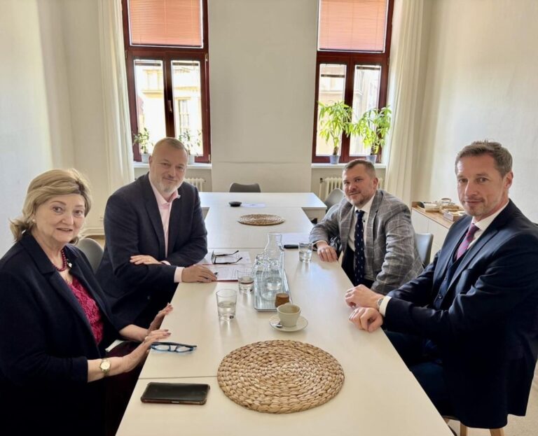 Rokovanie KDH a KÚ o novele ústavy, zľava Anna Záborská, Milan Krajniak (KÚ) a Viliam Karas, Milan Majerský (KDH).  Foto: FB/krajniakmilan/photos