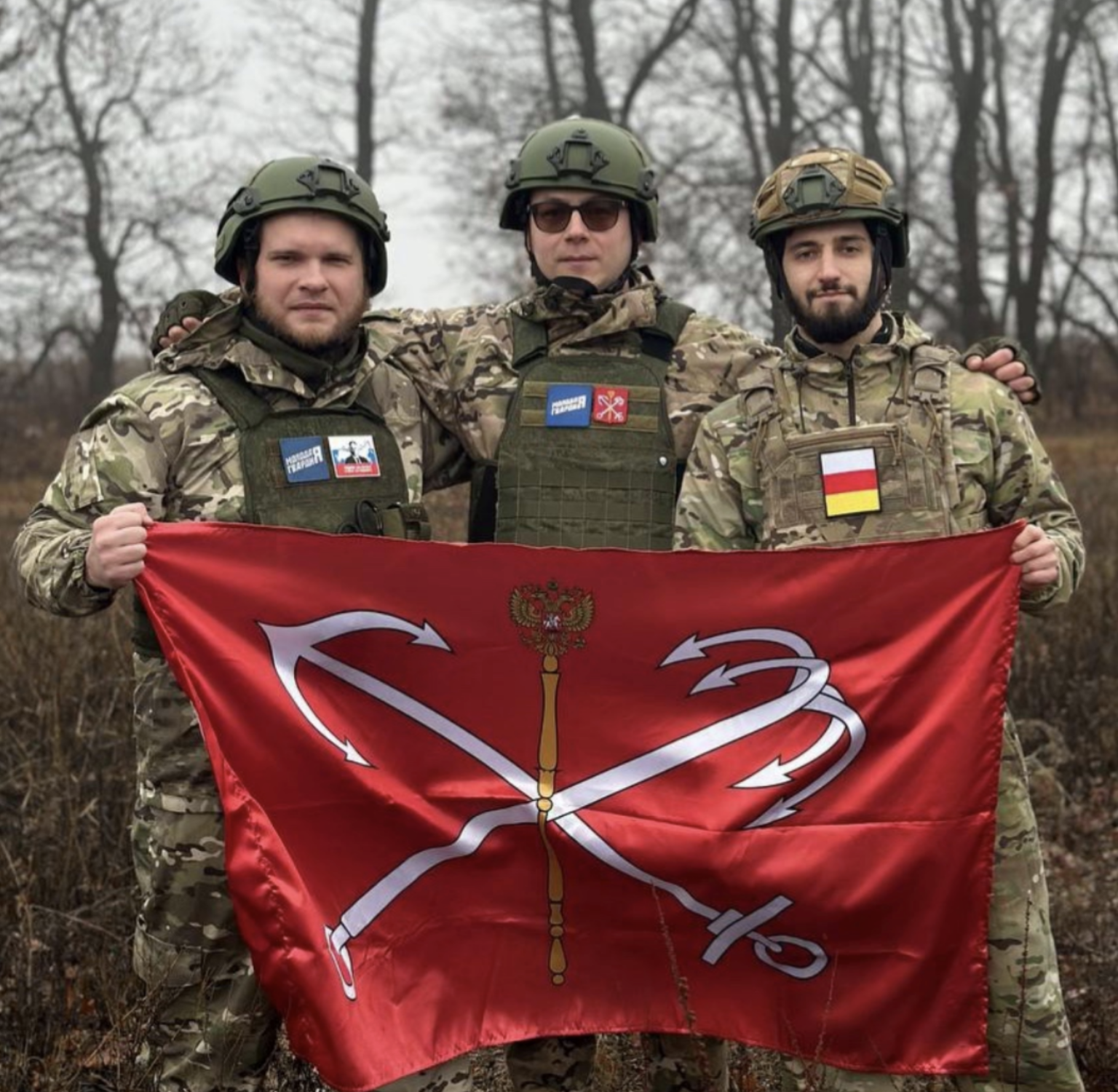Nedatovaná fotografia, na ktorej je Aleksandr Malikov (uprostred), vedúci člen mládežníckeho krídla Jednotného Ruska v Petrohrade, ktorý sa pripojil k brigáde dronov, ponúkajúcej krátke pobyty ďaleko od bojov. Zdroj: Aleksandr Malikov cez New York Times