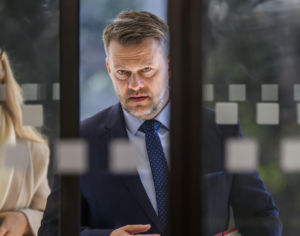 Migaľ žiada od Šutaja Eštoka ospravedlnenie a odškodné presahujúce 150-tisíc eur