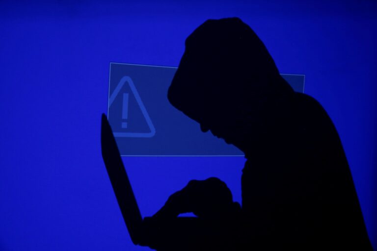 Francúzsko zadržalo 15-ročného hackera, unikli milióny údajov