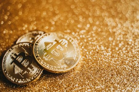 Prečo zlato a bitcoin reagujú inak na dopadajúce rakety