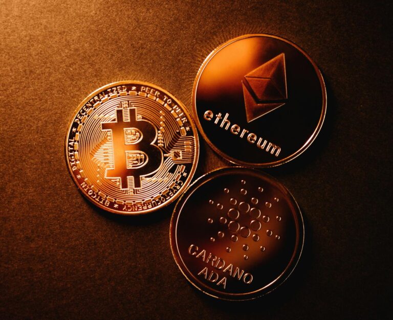 Logá kryptomien. Foto: Pexels.com