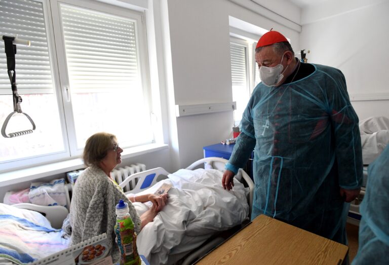 Kardinál Dominik Duka navštívil pacientov Nemocnici sv. Kříže v Prahe, kde odslúžil svätú omšu. Foto: ČTK / Šulová Kateřina