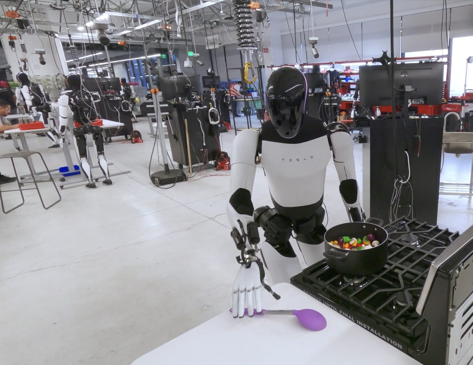 Robot, ktorého vyvíja automobilka Tesla miliardára Elona Muska, je trénovaný na vykonávanie domácich prác. Foto: Tesla / Ferrari / Profimedia
