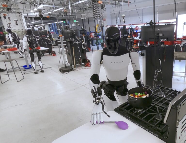 Robot, ktorého vyvíja automobilka Tesla miliardára Elona Muska, je trénovaný na vykonávanie domácich prác. Foto: Tesla / Ferrari / Profimedia