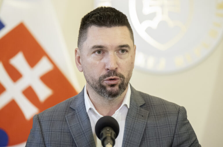 KDH vyzýva Takáča, aby vysvetlil čerpanie programu