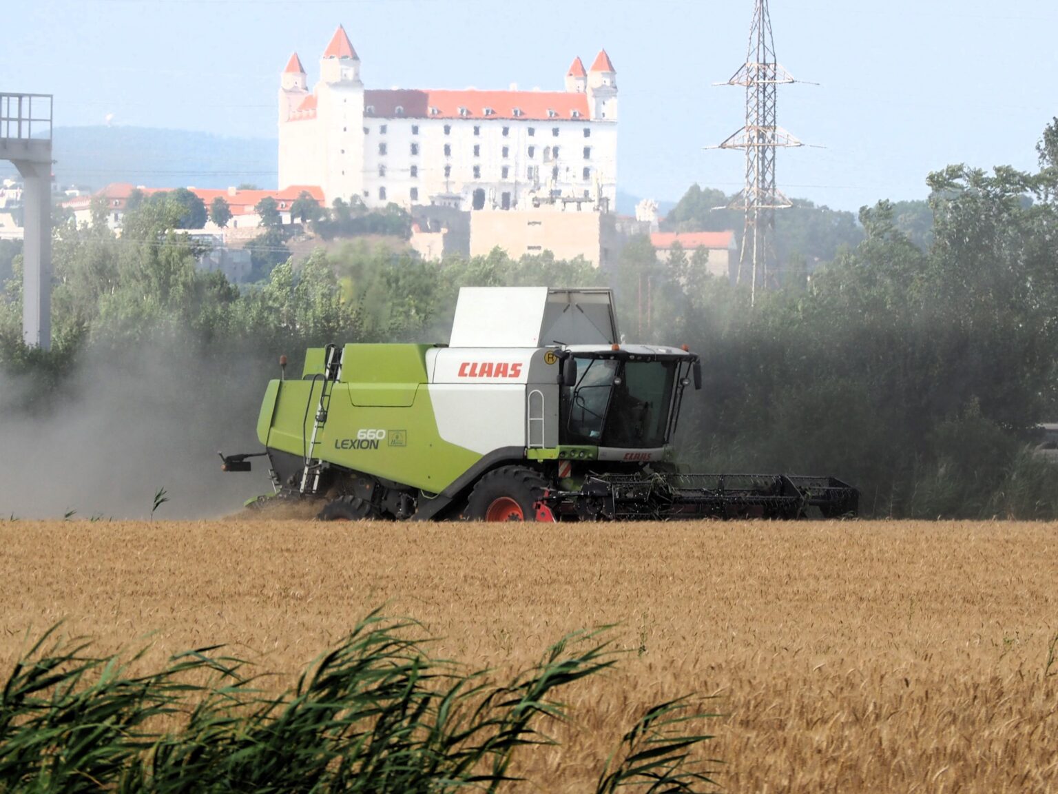 Žatva obilia pri Bratislave.
