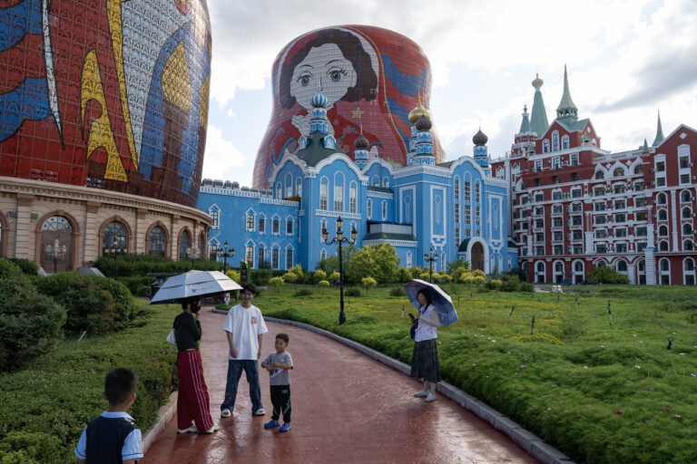 Námestie Matrioška, zábavný park v pohraničnom meste Manzhouli v čínskom Vnútornom Mongolsku. Foto: Andrea Verdelli/New York Times