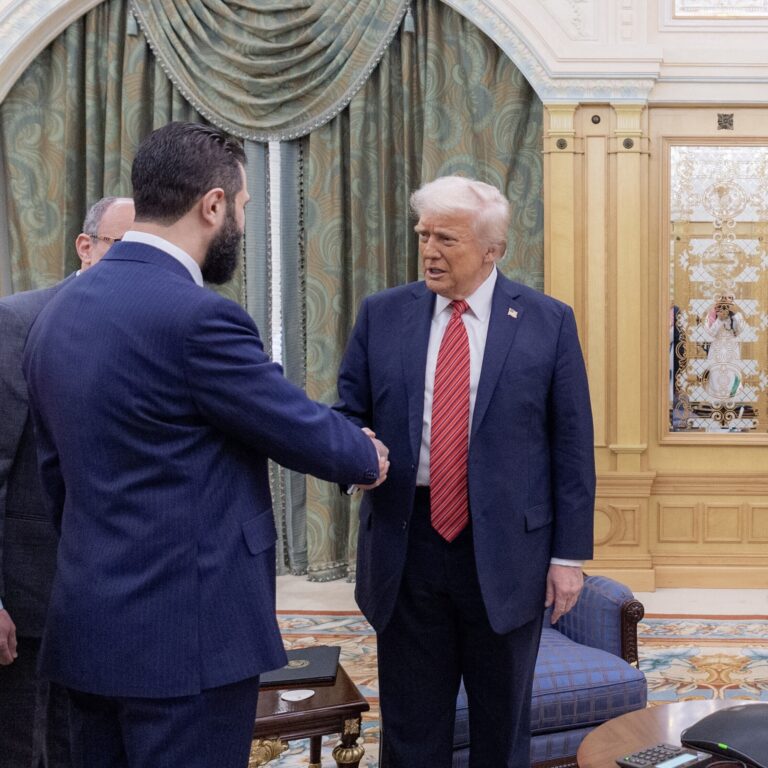 Americký prezident Donald Trump sa stretáva so sýrskym prezidentom Ahmedom al-Šarom počas prvej časti svojho turné po troch krajinách Blízkeho východu v Rijáde v Saudskej Arábii 14. mája 2025. Zdroj: Bandar Al-Jaloud/Saudský kráľovský dvor/Handout / Anadolu/ABACAPRESS.COM