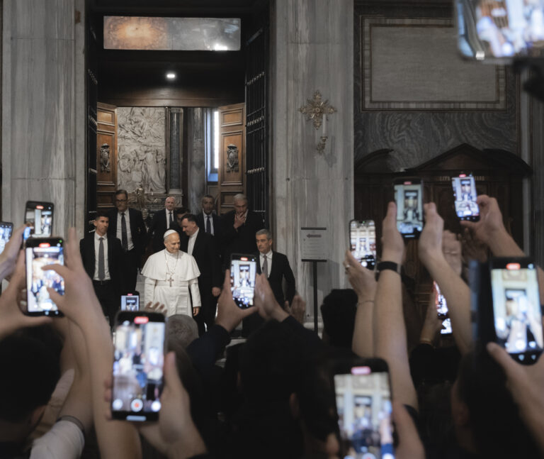 Návštevníci Baziliky Santa Maria Maggiore bojujú o najlepší záber na nového pápeža Leva XIV. Vatikán 10. máj 2025. Víťazná fotka Slovak Press Photo 2025. Foto: Tomáš Baršváry/Štandard
