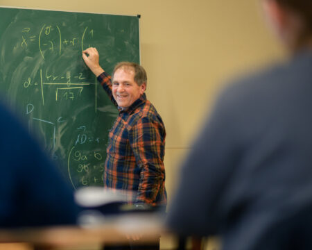 Riaditelia škôl budú posudzovať učiteľov, príplatky dostanú len tí najlepší