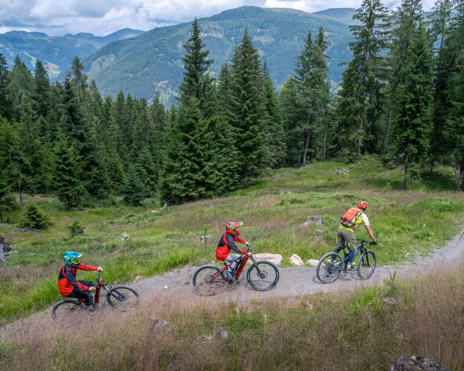 Otec so synmi na cyklovýlete. Foto: Jonathan Vandevoorde/Arterra/Universal Images Group via Getty Images