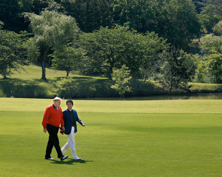 Donald Trump a Šinzó Abe na golfe. Foto: Kimimasa Mayama - Pool/Getty Images