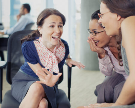 Slová, ktoré zraňujú dušu: Ako ohováranie ničí vzťahy aj nás samých