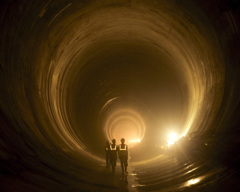 Pracovníci v tuneli na projekte vodnej elektrárne Punatsangchhu-I v Bhutáne. Foto: Kuni Takahashi/Getty Images