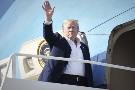 Naozaj je Trumpova Amerika víťazom colnej vojny? Prečo o tom možno pochybovať