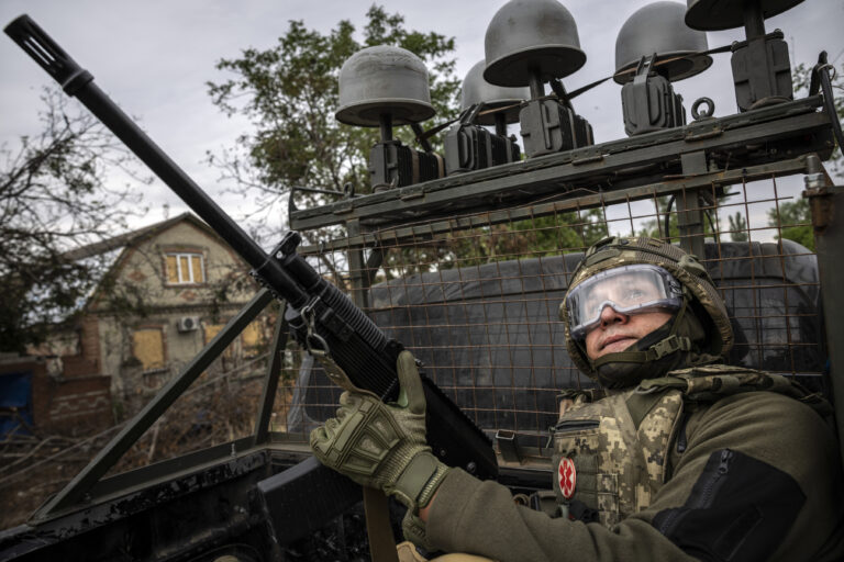 Ukrajinský vojak z 93. mechanizovanej brigády hľadá ozbrojené ruské drony, keď minulý mesiac prechádza vojenským nákladným autom cez Kostiantynivku na Ukrajine. Foto: David Guttenfelder/New York Times