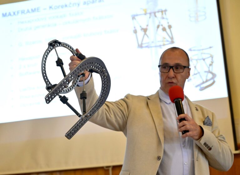Zástupca prednostu Kliniky úrazovej chirurgie Peter Cibur ukazuje špeciálny fixátor najnovšej generácie. Foto: Roman Hanc/TASR  