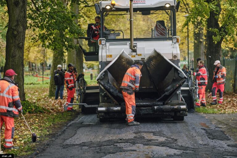 Prvú cestu na svete z cigaretových ohorkov urobili v Žiari nad Hronom. Foto: Mesto Žiar nad Hronom 