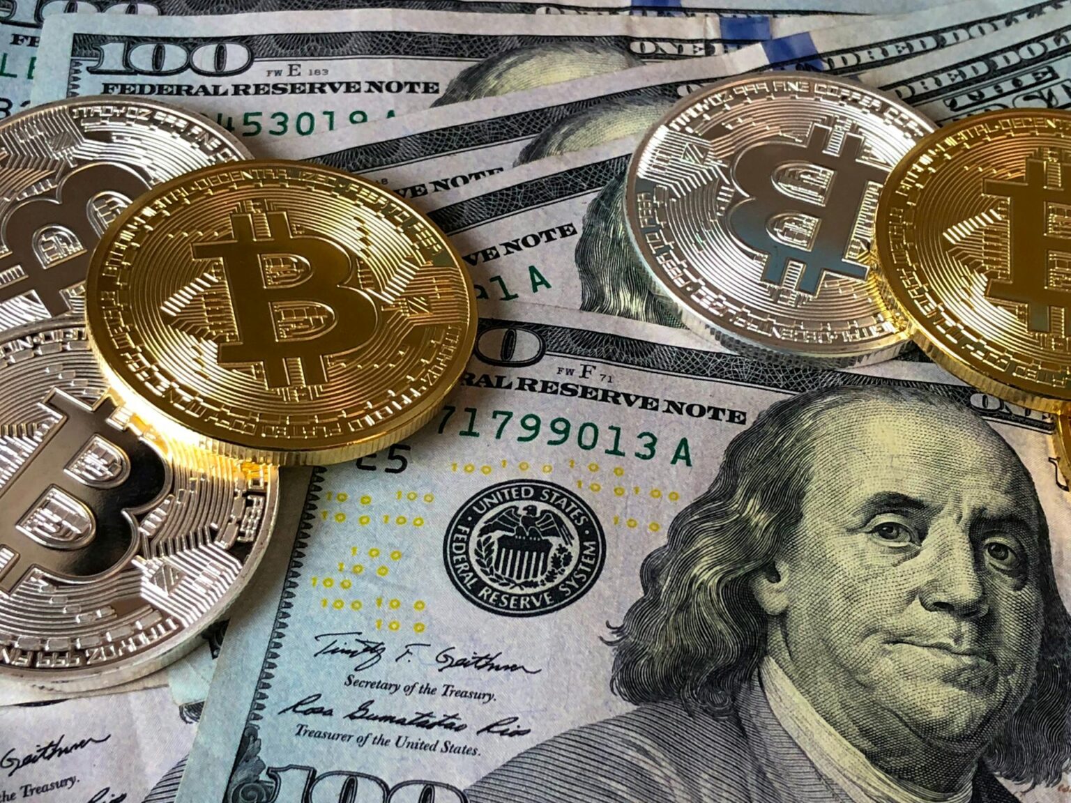 Dolár - bitcoin. Ilustračné foto: Pexels.com