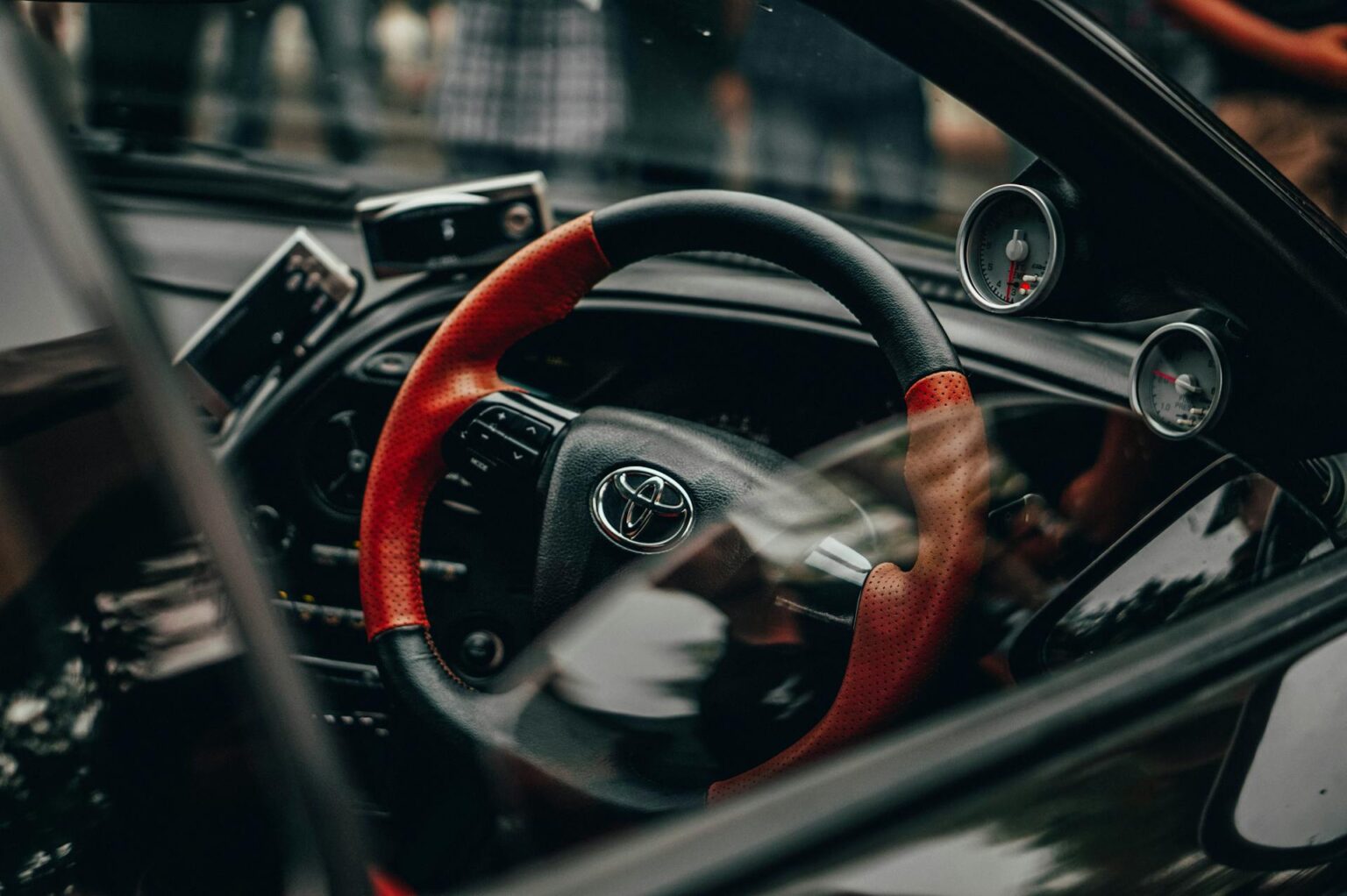 Logo firmy Toyota na volante. Foto: Pexels.com