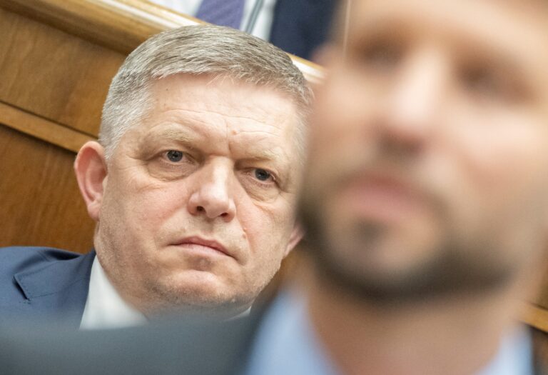 Robert Fico a Michal Šimečka v popredí.
