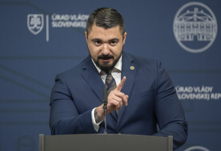 Opozícia kritizuje správu SIS, koalícia ju obhajuje