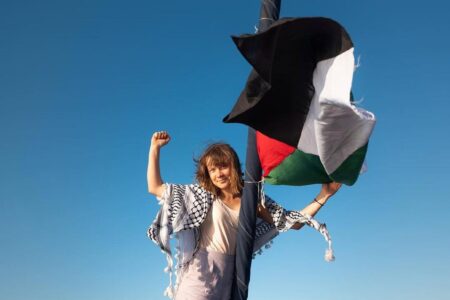 Prepustení zo zadržanej flotily prehovorili: Izrael nútil Thunbergovú pobozkať ich vlajku