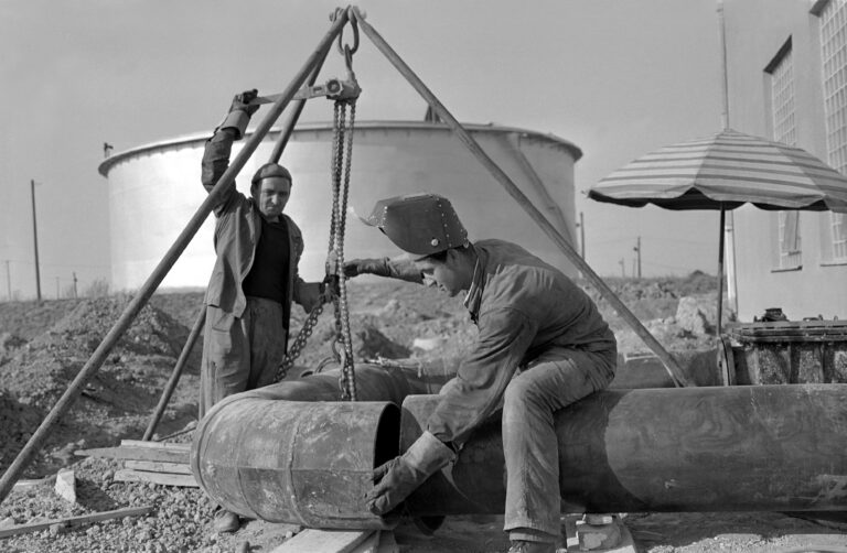 Výstavba ropovodu Družba v roku 1961. Archívne foto: Štafan Puškáš/TASR