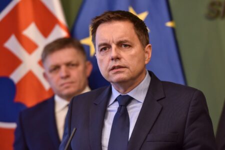 Guvernér NBS blokuje koalíciu. Smer vetuje Kažimíra, Hlas sa zatína