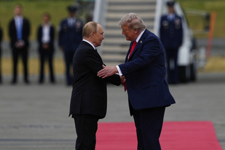 Donald Trump a Vladimir Putin. Foto: TASR/AP Photo/Julia Demaree Nikhinson