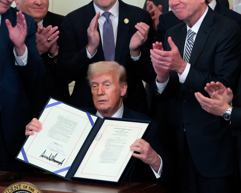 Donald Trump, obklopený zákonodarcami, podpisuje zákon „GENIUS Act“. Foto: Anna Moneymaker/Getty Images