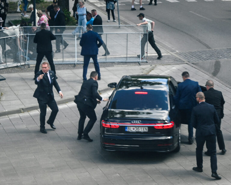 Bezpečnostní príslušníci prevážajú premiéra Roberta Fica v aute po streľbe. Foto: Radovan Stoklasa/Reuters